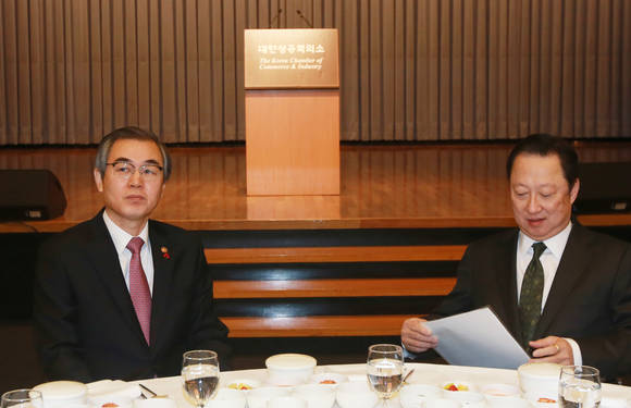 16일 오전 서울 대한상공회의소에서 열린 공정거래위원장 초청 조찬간담회에 참석한 정재찬 공정거래위원장(왼쪽)과 박용만 대한상공회의소 회장. (사진=연합뉴스)
