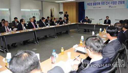 김영석 해양수산부 장관이 3일 오후 서울 여의도에서 해운업계 관계자들을 만나 해운업 불황 극복을 위한 선사 간담회를 하고 있다. 한진해운 석태수 사장과 현대상선 이백훈 사장 및 흥아해운 등 한국선주협회 소속 20여개 선사 대표가 한 자리에 모였다. (사진=연합뉴스)