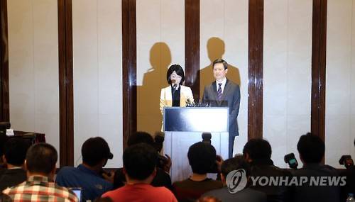 지난 10월 8일 롯데그룹 경영권 분쟁에서 밀려난 장남 신동주 전 일본 롯데홀딩스 부회장 내외가 서울 조선호텔에서 기자회견을 하고 있다. (사진=연합뉴스)