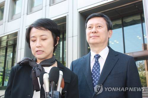 지난 10월 14일 신동주 전 부회장이 일본 롯데홀딩스 주요 주주인 광윤사의 주주총회 및 이사회가 끝난 뒤 도쿄도 지요다구에 위치한 광윤사 담당 법무법인 사무실 앞에서 입장을 발표하고 있다. 신 전 부회장(사진 오른쪽) 옆에 선 정혜원 SDJ 코퍼레이션 상무가 대신 발표문을 낭독하고 있다. (사진=연합뉴스)