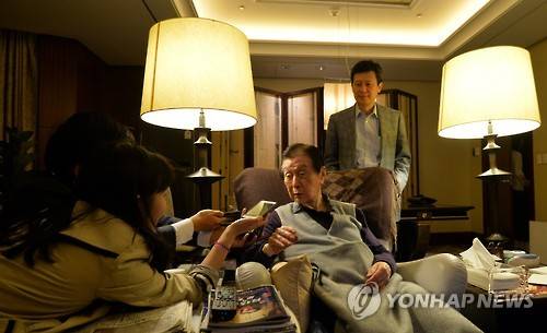 지난 10월 16일 신격호 롯데그룹 총괄회장이 서울 중구 롯데호텔 34층 집무실에서 취재진의 질문에 답하고 있다. 오른쪽은 신동주 SDJ 코퍼레이션 대표. (사진=연합뉴스)