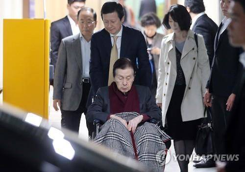 지난 11월 5일 전립선비대증으로 인한 감염 증상으로 서울 연건동 서울대병원에 입원해 있던 신격호 롯데그룹 총괄회장이 5일 장남인 신동주 SDJ코퍼레이션 회장 등 가족의 도움을 받으며 퇴원하고 있다. (사진=연합뉴스)