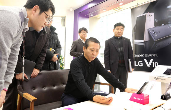 22일 권영수 부회장이 서초직영점을 방문, 현장경영을 진행하는 모습. (사진제공=LG유플러스)