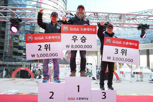 ‘제1회 기가 드론 레이싱’ 대회 시상식에서 수상자들이 포즈를 취했다. (왼쪽부터) 김명선(2위. 소속팀 : D.RUSH/경기 안산), 송근목(1위. 소속팀 : D.RUSH/경기 수원), 신용겸(3위. 소속팀 : Team Ninja/경기 용인). (사진제공=KT)