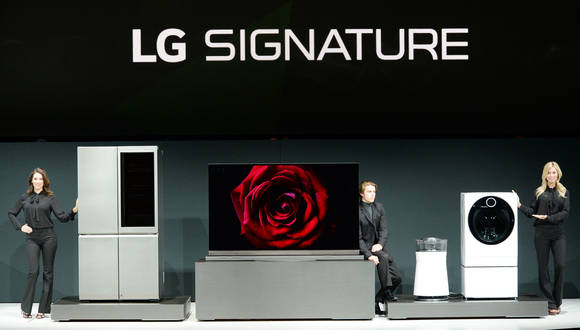 LG전자가 프리미엄 가전 통합 브랜드 ‘LG 시그니처’ 제품을 본격 공개했다. LG전자가 공개한 LG시그니처 냉장고, LG 시그니처 올레드 TV, LG 시그니처 공기청정기, LG 시그니처 세탁기. (사진제공=LG전자)