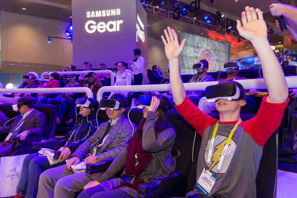 CES 2016의 ‘기어 VR 4D 체험존’에서 가상현실을 즐기고 있는 관객들. (사진제공=삼성전자)