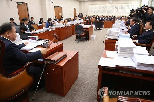 지난해 12월 30일 오전 계류중이던 비쟁점 법안 3백여 건 처리를 위한 국회 법제사법위원회 전체회의가 열렸다. 이상민(더불어민주당) 위원장이 개회를 선언하고 있다. (사진=연합뉴스)