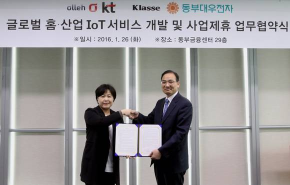 KT 기가 IoT 사업단장 송희경 전무(왼쪽)와 동부대우전자 상품기획팀장 김혁표 부사장이 IoT 서비스 개발 및 사업제휴 업무협약식을 체결한 후 기념 촬영을 하고 있다. (사진제공=KT)