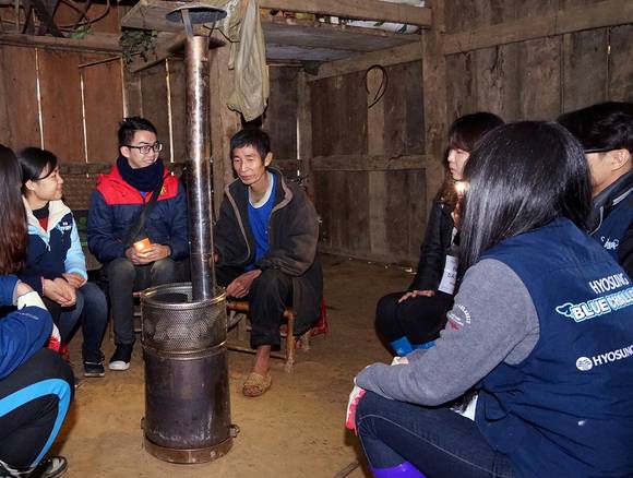 효성 블루챌린저가 베트남 현지 주민과 옥수수 훈연기 ‘블루 콘 스모커’에 대해 대화를 나누고 있다. (사진제공=효성)