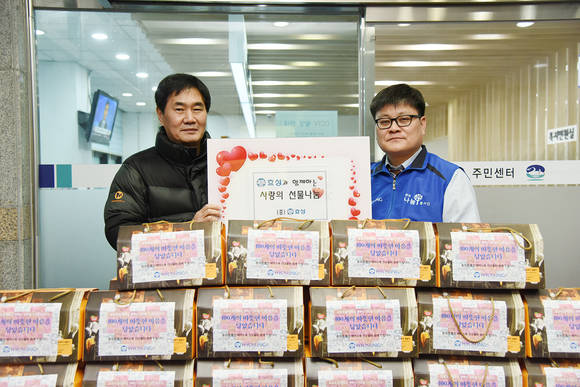 16일 효성이 마포구 아현동 주민센터와 사랑의 생필품 나눔행사를 갖고 지역 주민 100가구에 참치와 햄세트를 전달하고 있다. (사진 왼쪽부터) 조태영 아현동장, 김봉수 효성 사회공헌 팀장. (사진제공=효성)