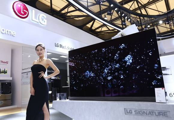 LG전자 모델이 ‘상해 가전 박람회’에서 ‘LG 시그니처’ 올레드 TV를 선보이고 있다. (사진제공=LG전자)