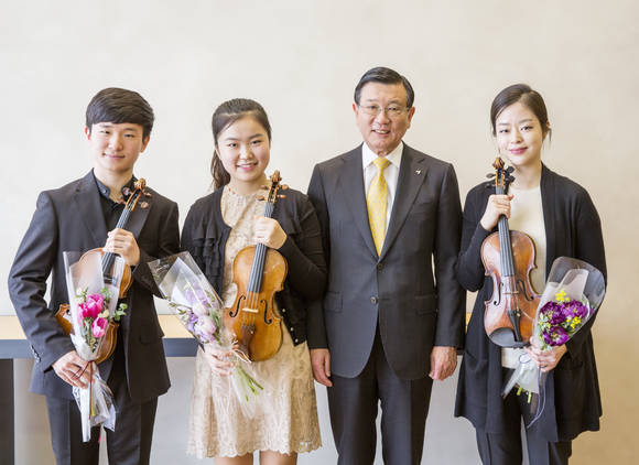 21일 오전 광화문 금호아시아나 본관 사옥에서 실시된 고악기 수여식에서 박삼구 금호아시아나그룹회장(좌측 세번째)이 바이올린 수여자들과 기념촬영을 하고 있다. (왼쪽부터 바이올리니스트 김동현 군, 이수빈 양, 박삼구 회장, 김다미 양). (사진제공=금호아시아나그룹)