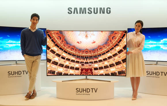 삼성전자 모델들이 22일 서초동 삼성전자 다목적홀에서 2세대 퀀텀닷 기술을 채용한 SUHD TV 신제품을 소개하고 있다. (사진제공=삼성전자)