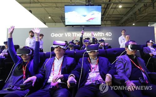 지난달 22일 ‘MWC 2016’ 전시장의 삼성 부스에서 관람객들이 ‘기어 VR’을 체험하고 있다. (사진=연합뉴스)