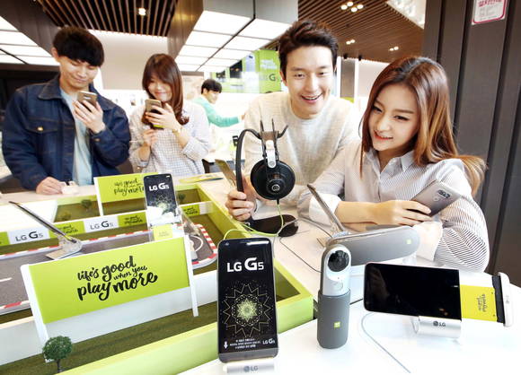 LG전자의 ‘G5’가 31일 글로벌 출시될 예정이다. 모듈 방식으로 주목받은 ‘프렌즈’ 6종도 함께 출시된다. (사진제공=LG전자)