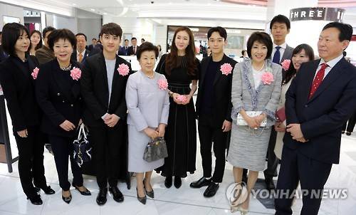신동빈(오른쪽 끝) 롯데그룹 회장이 부인 시게미쓰 마나미(重光眞奈美 ,오른쪽에서 네번째) 여사, 어머니 시게미쓰 하쓰코(重光初子, 왼쪽에서 네번째) 여사, 누나인 신영자(왼쪽 두번째) 롯데복지재단 이사장, 신 이사장의 딸 장선윤(왼쪽 끝) 씨, 신동빈 회장의 아들 신유열 씨 부부(오른쪽 두·세번째)와 함께 31일 일본 도쿄에서 열린 롯데면세점 긴자 매장 개점 행사장에 모습을 드러냈다. 최지우, 엑소 등과 기념 사진을 촬영한 장면. (사진=연합뉴스)