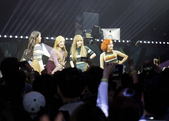 G5 런칭파티 ‘Dream Players’에서 걸그룹 ‘마마무’가 관람객 앞에서 공연을 펼치고 있다. (사진제공=LG전자)