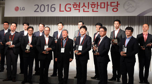 ‘LG혁신한마당’에서 구본무 LG 회장과 우수상을 수상한 팀장들. (사진제공=LG그룹)