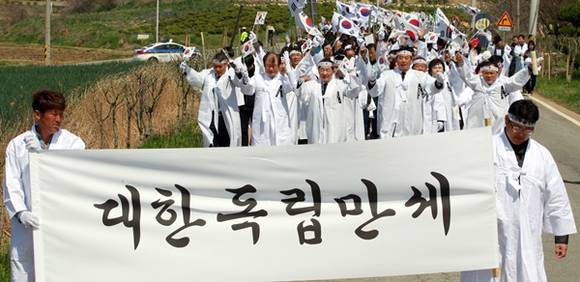 함평군(군수 안병호)과 해보면청년회(회장 이재현)가 8일 해보면 3.1운동 만세기념공원과 문장장터 일대에서 4.8만세운동 추모식과 재연행사를 갖고 있다.(사진=함평군)