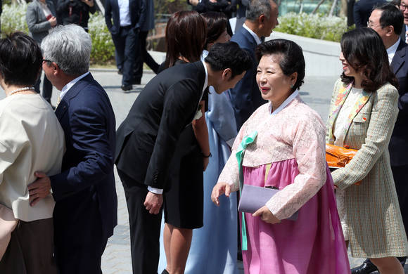 현정은 현대그룹 회장이 15일 서울 명동성당에서 열린 정몽구 현대자동차그룹 회장의 장녀 정성이 이노션 고문의 아들 선동욱 씨의 결혼식에 참석하고 있다. (사진=연합뉴스)