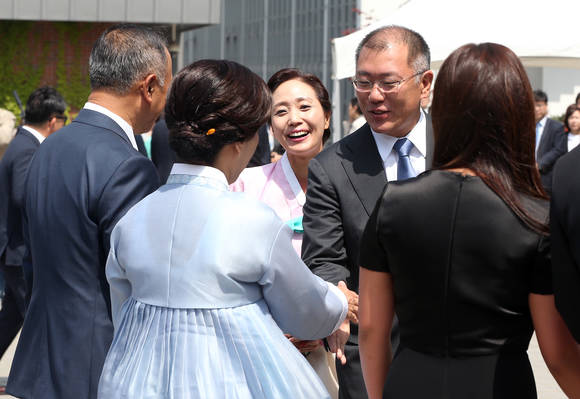 정의선 현대자동차그룹 부회장이 15일 서울 명동성당에서 열린 정몽구 현대자동차그룹 회장의 장녀인 정성이 이노션 고문의 아들 선동욱 씨의 결혼식에 참석하고 있다. (사진=연합뉴스)