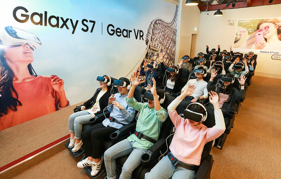 에버랜드에 위치한 ‘기어 VR 어드벤처’에서 에버랜드의 대표 놀이기구를 ‘기어 VR’과 4D 시뮬레이터로 체험하는 모습. (사진제공=삼성전자)