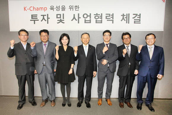 4월 29일 KT 광화문빌딩에서 열린 ‘K-Champ 육성을 위한 투자 및 사업협력 체결식‘에 참석한 KT 황창규회장과 경기센터 육성기업 대표들의 모습. (사진제공=KT)
