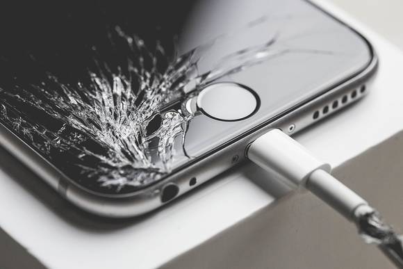 화면과 충전 케이블이 심각하게 손상된 아이폰6S. 7월부터 아이폰 분실·파손 보험료가 최대 50% 가량 오를 예정이다. (사진=인터넷)