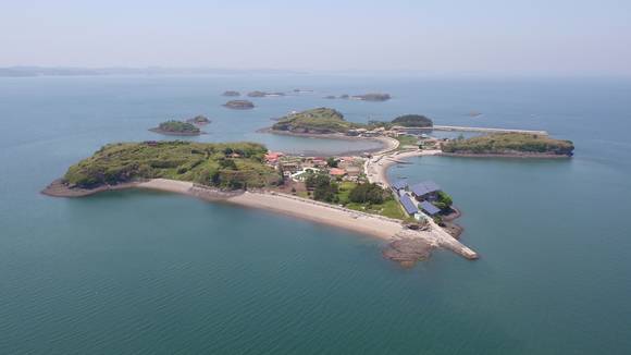 친환경 에너지 자립섬으로 다시 태어난 서해안의 푸른 섬 ‘죽도’. (사진제공=한화그룹)