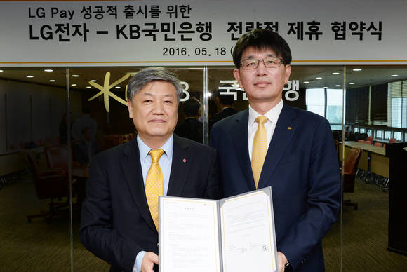 LG전자 MC상품기획그룹장 김홍주 상무(왼쪽)와 KB국민은행 미래채널본부 강대명 본부장(오른쪽)이 제휴협약 체결 후 포즈를 취했다. (사진제공=LG전자)