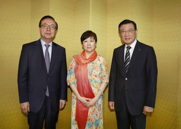 박삼구 한중우호협회 회장(금호아시아나그룹 회장, 왼쪽)과 리샤오린(李小林) 중국 인민대외우호협회장(가운데), 정종욱 통일준비위원회 부위원장(前 주중대사)가 9일 서울 여의도 63빌딩에서 한중간 교류 활성화 방안에 대해 논의한 뒤 기념촬영을 하고 있다. (사진제공=금호아시아나그룹)