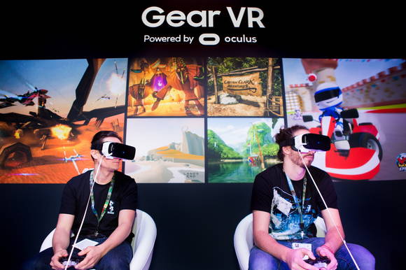‘E3 2016’ 관람객들이 삼성전자 ‘갤럭시 S7’과 ‘기어 VR’을 통해 최신 게임을 즐기고 있다. (사진제공=삼성전자)