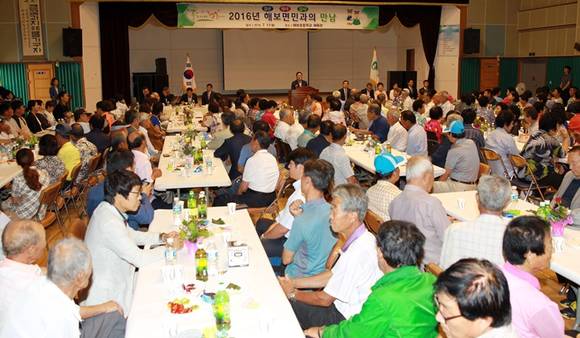 군민과의 자리에서 안병호 군수, 이윤행 군의회의장, 도·군의원, 실과소장 등이 모두 참석해 군민들의 애로사항을 청취하고 있다.(사진=함평군)