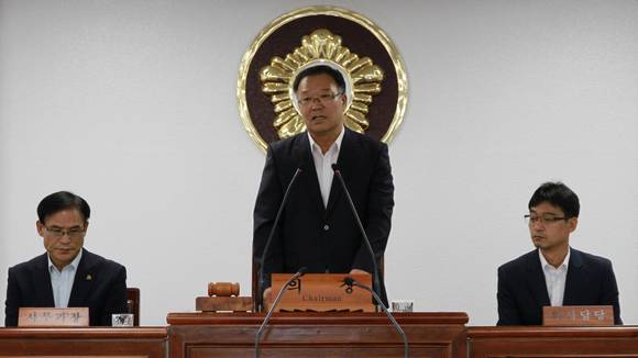 신동천 홍천군의회 의장이 인사말을 하는 모습. (사진=홍천군의회)