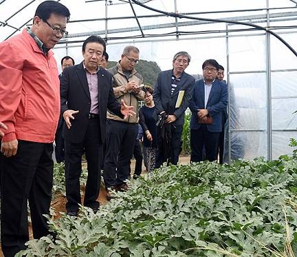 전창범 양구군수(사진 왼쪽 두 번째)가 16일 오전 남면 야촌리 수박농가를 방문한 이동필 농림축산식품부 장관(왼쪽 첫 번째)에게 양구군 농업현황에 대해 설명하고 있다. (사진=양구군청)