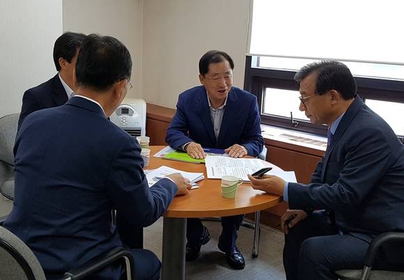 안병호 함평군수와 장만채 전남도교육감이 이정현 새누리당 대표를 만나 지역 현안을 설명하고 있다.(사진=함평군)