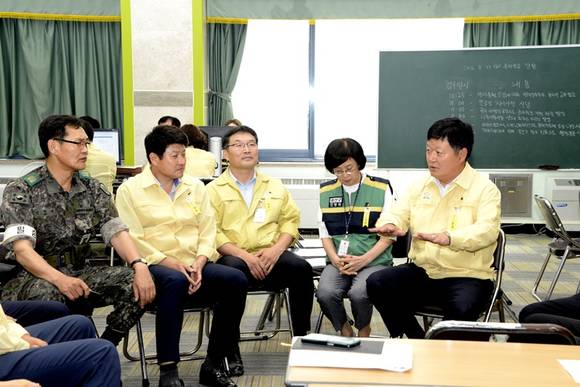 조승유 의장은 지난 23일 광산구청 7층 을지연습 종합상황실을 방문해 근무자들을 격려하고 위문품을 전달했다.(사진=광산구)