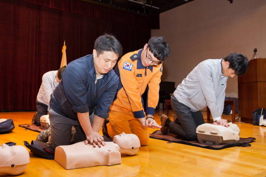 지난 13일 오후 경기 용인의 녹십자 본사 사옥에서 열린 재난대비 안전교육에서 임직원들이 훈련에 임하고 있다. (사진=녹십자)