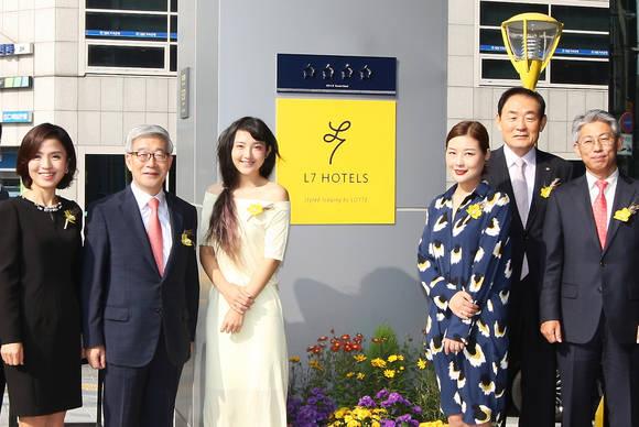 10월20일 L7명동에서 진행된 ‘L7명동 4성인증 현판식’에서 롯데호텔 송용덕 대표이사 사장(왼쪽에서 2번째), 배현미 L7명동 총지배인(맨 왼쪽)과 임직원 및 중국인 파워블로거들이 기념사진 촬영을 하고 있다. (사진=롯데호텔)