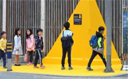 횡단보도의 벽과 바닥에 황색노면표시재를 설치, 아이들 대기공간 마련과 운전자 시인성 확보로 교통사고 예방효과. (사진=부산시)