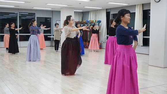 국악문화학교 '한국춤' 수업 장면. (사진제공=국립부산국악원)