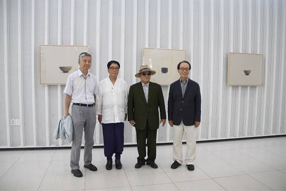 부산대 도서관 미술작품 기증 기념 사진. (사진제공=부산대학교)