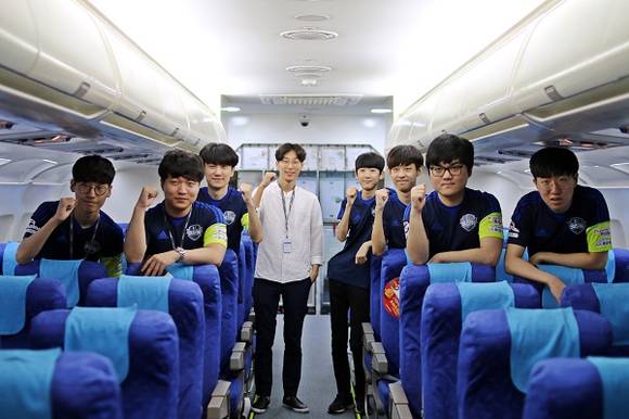 e 스포츠팀 'GC부산'의 선수들. (사진제공=에어부산)