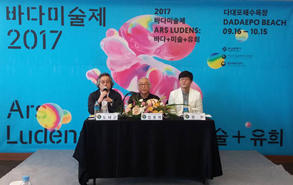 도태근 전시감독이 24일 기자회견에서 2017바다미술제의 전시 방향과 작품 선정 등에 대해 설명하고 있다. (사진=CNB뉴스 이소정 기자)