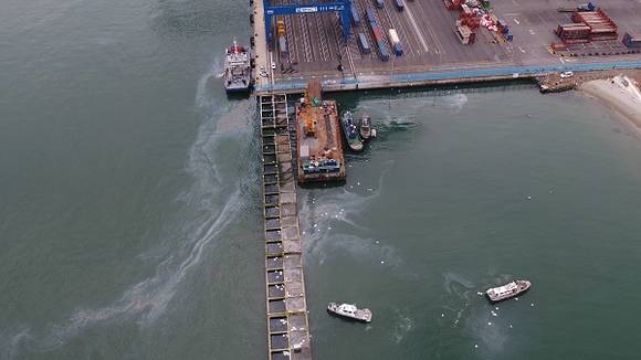 지난 17일 부산신항 컨테이너터미널부두서 발생한 기름 유출 사고의 오염상태와 방제작업 장면. (사진제공=창원해양경찰서)