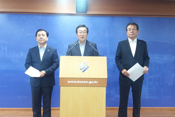 서병수 부산시장과 백종헌 부산시의회 의장, 조성제 상공회의소 회장은 30일 오전 11시 40분 부산시청 9층 브리핑룸에서 'BNK 장기 경영공백사태 조기 정상화'를 촉구하는 공동성명서를 발표했다. (사진=CNB 이소정 기자)