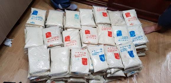 이 씨는 지난 2월 중순부터 지난 8월까지 부산 금정구의 한 사찰을 드나들며 모두 40차례에 걸쳐 시가 100만 원에 이르는 공양미 200포를 훔치는 등 절도 행각을 벌인 혐의를 받고 있다. (사진제공=부산금정경찰서)