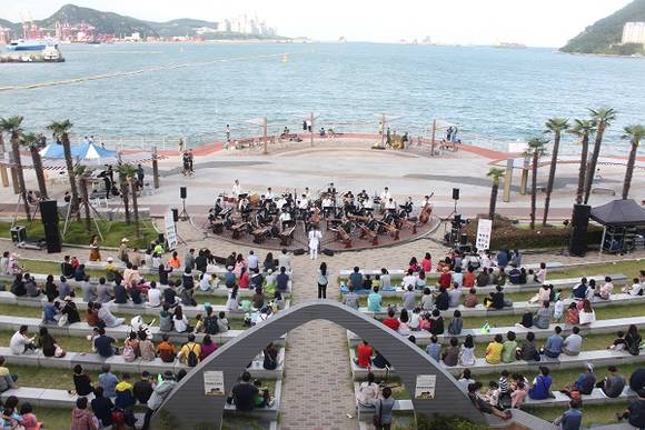 지난 2일 개최된 '국립해양박물관과 함께 하는 영도의 가을' 음악회가 500여 명의 관람객이 참석하는 등 성황리에 진행됐다. 사진은 2일 진행된 음악회 현장. (사진제공=국립해양박물관)