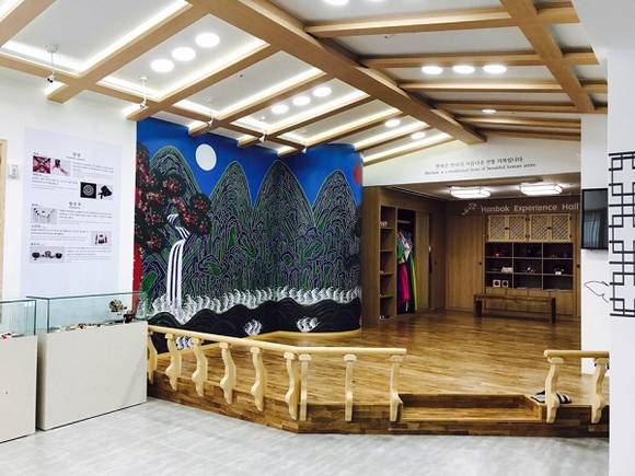 부산관광공사는 부산 벡스코에 위치한 한복체험전시관의 체험객 유치를 위해 9월 한 달간 SNS 체험 인증샷 이벤트를 실시한다. (사진제공=부산관광공사)