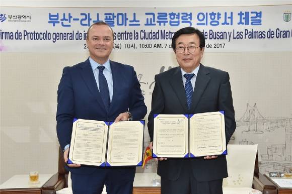 부산시는 지난 7일 오전 부산시청 7층 국제의전실에서 서병수 부산시장, 스페인의 아우구스토 이달고 라스팔마스 시장이 참석한 가운데 '교류협력 의향서'를 체결했다. (사진제공=부산시)